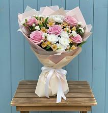 Букет цветов из:  Гвоздики, Орхидеи и Розы в Быково Московской области