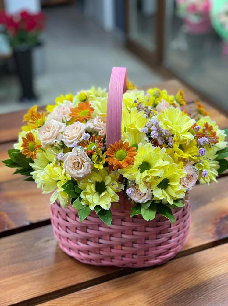 Цветочная композиция из Хризантемы и Розы в корзине в Быково Московской области