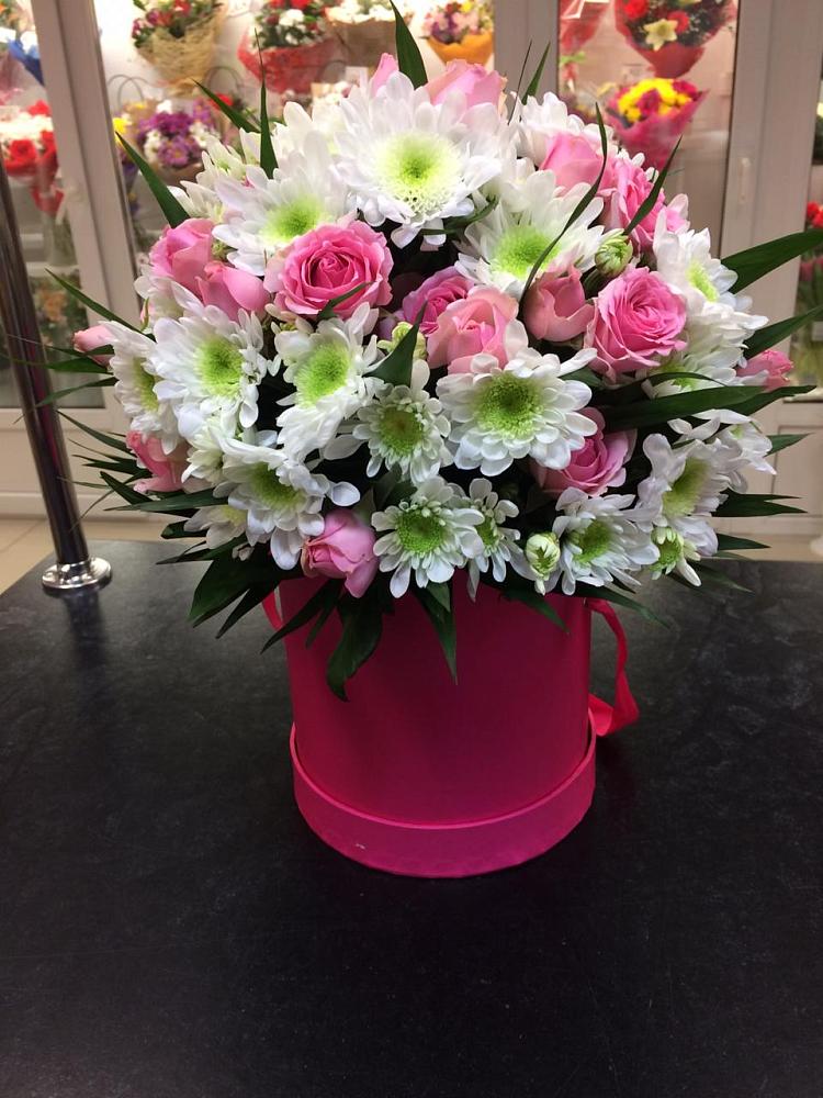 Цветочная композиция из Розы и Хризантемы в шляпной коробке в Быково Московской области